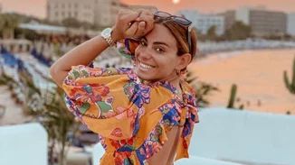 Η Ευρυδίκη Βαλαβάνη δείχνει δημόσια την ταυτότητά της και λύνει μια και καλή το μυστήριο με την ηλικία της