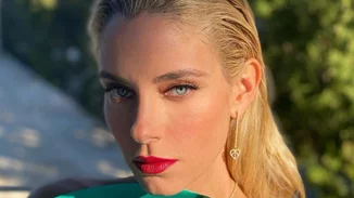 Μαυρισμένη και πιο σέξι από ποτέ | Η Δούκισσα Νομικού έβαλε το κόκκινο φόρεμα των ονείρων μας