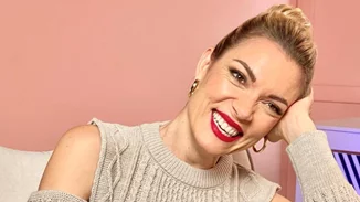 Η Βίκυ Καγιά έχει στιλ ακόμη και στον ύπνο της | Δείτε την να ποζάρει φορώντας τις πιτζάμες της