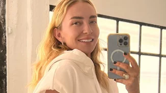 Ρούλα Ρέβη | Χορεύει και ποζάρει με την κόρη της φορώντας το ίδιο ακριβώς ρούχο