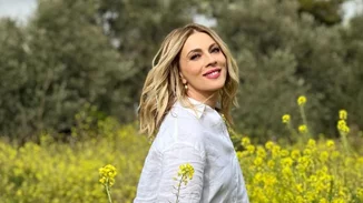 Το εξοχικό σπίτι της Σμαράγδας Καρύδη στην Αίγινα, είναι ένα όνειρο