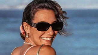 Η Ευγενία Σαμαρά με υπέροχο λευκό μαγιό | Μας δείχνει το γυμνασμένο της κορμί αδιαφορώντας για τα αρνητικά σχόλια στο Twitter