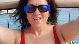 Η Σοφία Μουτίδου ποζάρει με μεσάτο κόκκινο μαγιό και εμπνέει όλες μας