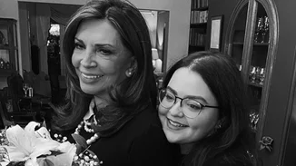 Μαριτίνα Ντενίση | H σπάνια και γλυκιά φωτογραφία από όταν ήταν παδί, στην αγκαλιά της μητέρας της