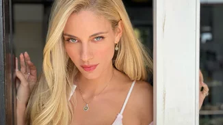 Δούκισσα Νομικού | Αποκάλυψε τον πανεύκολο τρόπο με τον οποίο διατηρεί λαμπερά και υγιή τα μακριά μαλλιά της