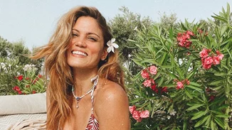 Μαίρη Συνατσάκη | Η σέξι φωτογραφία της με μπικίνι και πολύ μακριά μαλλιά από το (μακρινό) παρελθόν