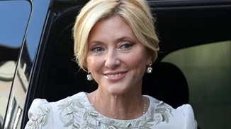 Η Marie - Chantal φωτογραφίζεται στο υπέροχο και καλαίσθητο σαλόνι του σπιτιού της