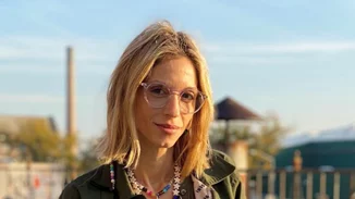 Σοφία Καρβέλα | Καμία άλλη δεν τρώει ολομόναχη με τόσο στιλ