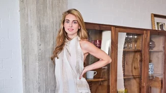 Μαριάννα Γουλανδρή - Λαιμού | Ποζάρει με ολόσωμο μαύρο μαγιό, μαζί με την κατάξανθη κόρη της