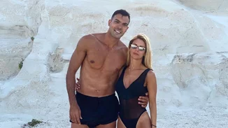 Ο Κώστας Σλούκας σε μία σπάνια δημόσια εμφάνιση με τη γοητευτική σύζυγό του, Μαρία Δαρσινού, και την κόρη τους