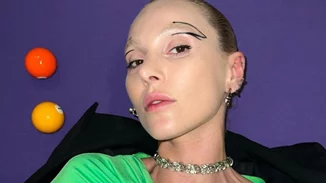 Η Τάμτα με μπλε φρύδια και piercings στο πρόσωπο | Το εκκεντρικό look που επέλεξε να φορέσει σε αγώνα NBA