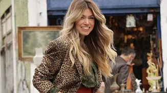 Ένα ξανθό κουκλάκι | Η Βάσια Κωσταρά εύχεται στη μητέρα της με φωτογραφίες από την παιδική της ηλικία