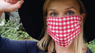 Πώς να ξεφορτωθώ τα σπυράκια από την προστατευτική μάσκα; Μία celebrity makeup artist απαντά