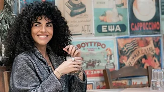 Η Μαρία Σολωμού περπάτησε στην πασαρέλα φορώντας το πιο αποκαλυπτικό νυφικό και o Mente Fuerte ήταν εκεί για να την καμαρώσει