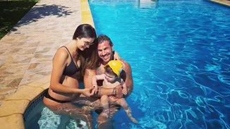 Άκης Πετρετζίκης | Φωτογραφίζει τη σύζυγό του αγκαλιά με την κόρη τους, λίγες ώρες μετά τη γέννησή της