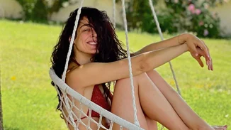 Η Ιωάννα Τριανταφυλλίδου φοράει τα πιο stylish γυαλιά ηλίου και μοιράζεται τις πιο χρήσιμες -ή και όχι- συμβουλές για τον καύσωνα