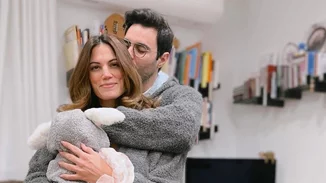 Μαίρη Συνατσάκη | Φωτογραφίζει τον Ίαν Στρατή να κάνει βόλτα την τεσσάρων μηνών κόρη τους, Ολίβια