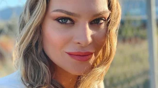 Υβόννη Μπόσνιακ | Στη Γλυφάδα με casual outfit και λευκά sneakers