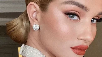 Δοκιμασμένο tip | Ξέρουμε πώς θα κάνεις το χτένισμα του ρεβεγιόν να κρατήσει όλο το βράδυ