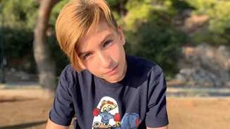 Ανδρέας Καρβέλας | Αυτός είναι ο cool, κατάξανθος γιος της Αννίτας Πάνια και του Νίκου Καρβέλα