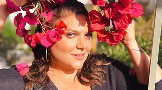 Δανάη Μπάρκα | Ποζάρει με μαύρα εσώρουχα στον πάγκο της κουζίνας της βάζοντας "φωτιά" στο Instagram