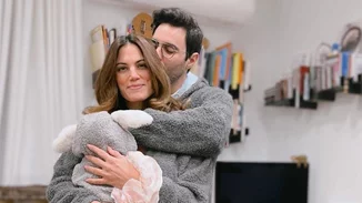 Ο Ίαν Στρατής τραγουδάει για την τεσσάρων μηνών κόρη του, μέσα από το δωμάτιό της, και "λιώνει" το Instagram