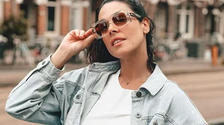 Η Ιωάννα Τριανταφυλλίδου φόρεσε τα παπούτσια που "φωνάζουν" φθινόπωρο | Η ultra casual εμφάνιση σε πρεμιέρα ταινίας