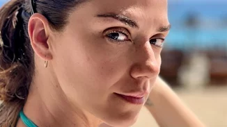 Εύα Τσιμιτσέλη | Με πιασμένα τα μακριά της μαλλιά σε μία χαλαρή πλεξούδα, ποζάρει πάνω σε ένα πλοίο θυμίζοντας κάρτ ποστάλ