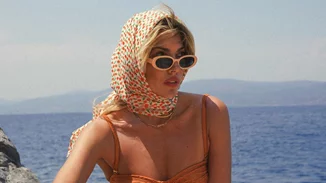 Το vintage αξεσουάρ μαλλιών που λατρεύουν οι Ελληνίδες, αλλά και οι ξένες celebrities φέτος το καλοκαίρι