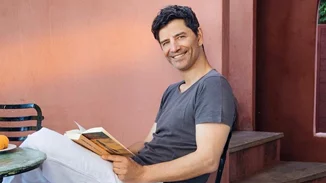 Νίκος Ρουβάς | O μικρός αδερφός του Σάκη Ρουβά ασχολείται με τη μουσική και η φωνή του μοιάζει εκπληκτικά με του Έλληνα star