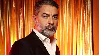 "Όταν μια γυναίκα σου λέει όχι, σημαίνει όχι" | Το Twitter χειροκροτά τον Βασίλη Μπισμπίκη και τον νέο του ρόλο στη σειρά "Αυτή η νύχτα μένει"