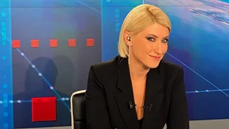 Η Σία Κοσιώνη οδηγάει βέσπα στο κέντρο της Αθήνας και κάνει βόλτα με τον γιο της, Δήμο Μπακογιάννη