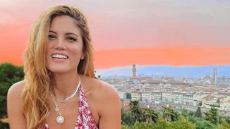 Μαίρη Συνατσάκη | Φοράει crop top και φούστα, ενάμιση μήνα μετά τη γέννηση της κόρης της