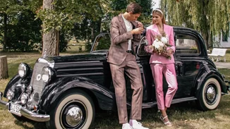 Η νύφη που παντρεύτηκε με ροζ κοστούμι Zara και έγινε viral στο Tik Tok