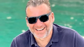 Ο Γιώργος Λιάγκας κάνει διακοπές στην πανέμορφη Κίμωλο με τους γιους του | Το γλυκό στιγμιότυπο από τις βουτιές τους