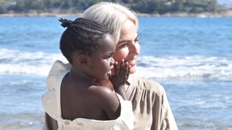 Η κόρη της Χριστίνας Κοντοβά είναι το πιο χαριτωμένο κορίτσι - Δείτε τη μικρή Ada να διαβάζει βιβλία στο κρεβάτι της μαμάς της