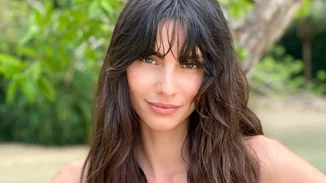 Ηλιάνα Παπαγεωργίου | Πιο μαυρισμένη και σέξι από ποτέ, ποζάρει στο κρεβάτι φορώντας μόνο τα εσώρουχά της