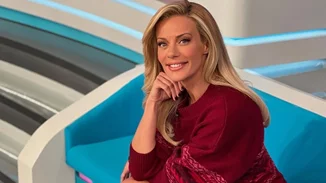 Ζέτα Μακρυπούλια | Ποζάρει με λευκό, ολόσωμο μαγιό και αποδεικνύει πως είναι μία καλλονή