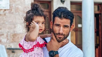 Ετεοκλής Παύλου | Το συγκινητικό βίντεο με την κόρη του να τον βλέπει για πρώτη φορά χωρίς πρόσθετο μέλος