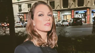 Winter Mani | Η Βίκυ Καγιά με το χρώμα που ταιριάζει τέλεια σε κοντά νύχια