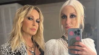 Άννα Βίσση και Σοφία Καρβέλα | Τραγουδάνε στο δρόμο και γίνονται viral