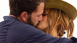 Η Jennifer Lopez ανέβασε το πρώτο φιλί με τον Ben Affleck και έριξε το Instagram