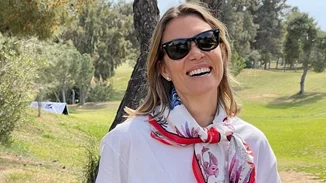 Τα παιδιά της Βίκυς Καγιά έγιναν παρανυφάκια σε κρητικό γάμο | Το λουλουδένιο στεφάνι στα κατάξανθα μαλλιά της Μπιάνκα και οι μπούκλες του Καρόλου