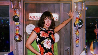 Μία ξανθιά "Λολίτα" | Η Κλέλια Ανδριολάτου ποζάρει με φούξια φόρεμα στα πρώτα της βήματα