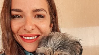 Η Εριέττα Κούρκουλου - Λάτση κάνει ορειβασία έχοντας αγκαλιά τον γιο της