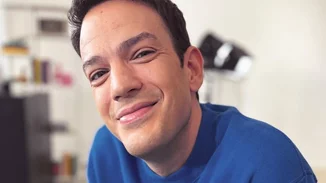 Μίνως Θεοχάρης | "Να βλέπουμε gay φιλιά στην τηλεόραση, χρειαζόμαστε ορατότητα"