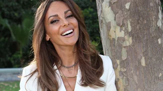 Η Μπέττυ Μαγγίρα σε μία σπάνια δημόσια εμφάνιση με τις πανύψηλες κόρες της, Ανδριάνα και Καλλινίκη Μάζη