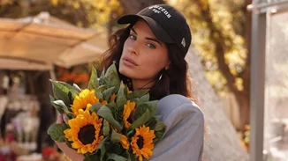 Η Χριστίνα Μπόμπα φοράει το κατακόκκινο μπικίνι της και ποζάρει χωρίς φίλτρα και ρετούς, δείχνοντάς μας το πραγματικό, υπέροχο σώμα της