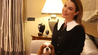 Η Τατιάνα Στεφανίδου ποζάρει ξανά στο υπερπολυτελές σπίτι της αγκαλιά με το σκύλο της