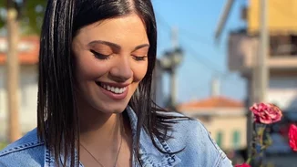 Τζένη Καζάκου | Η cool εμφάνιση με crop top στο πλευρό του πατέρα της, Κωνσταντίνου Καζάκου